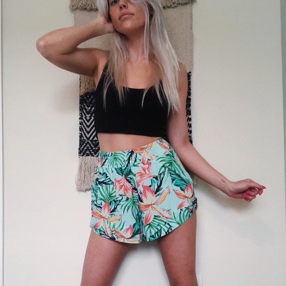 MinkPink Tropical Shorts - Picture 2 of 6